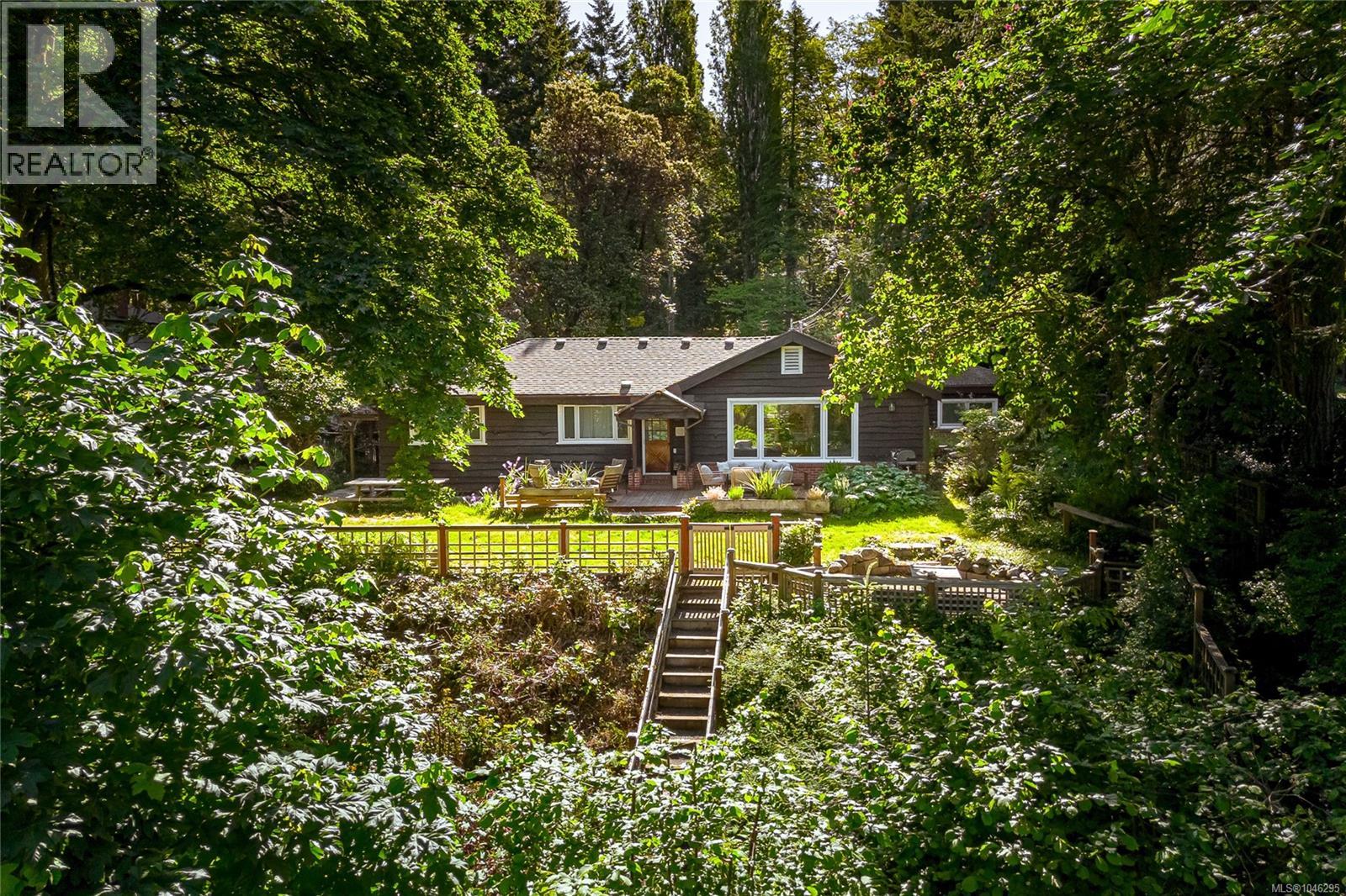  5168 Santa Clara Avenue, Saanich