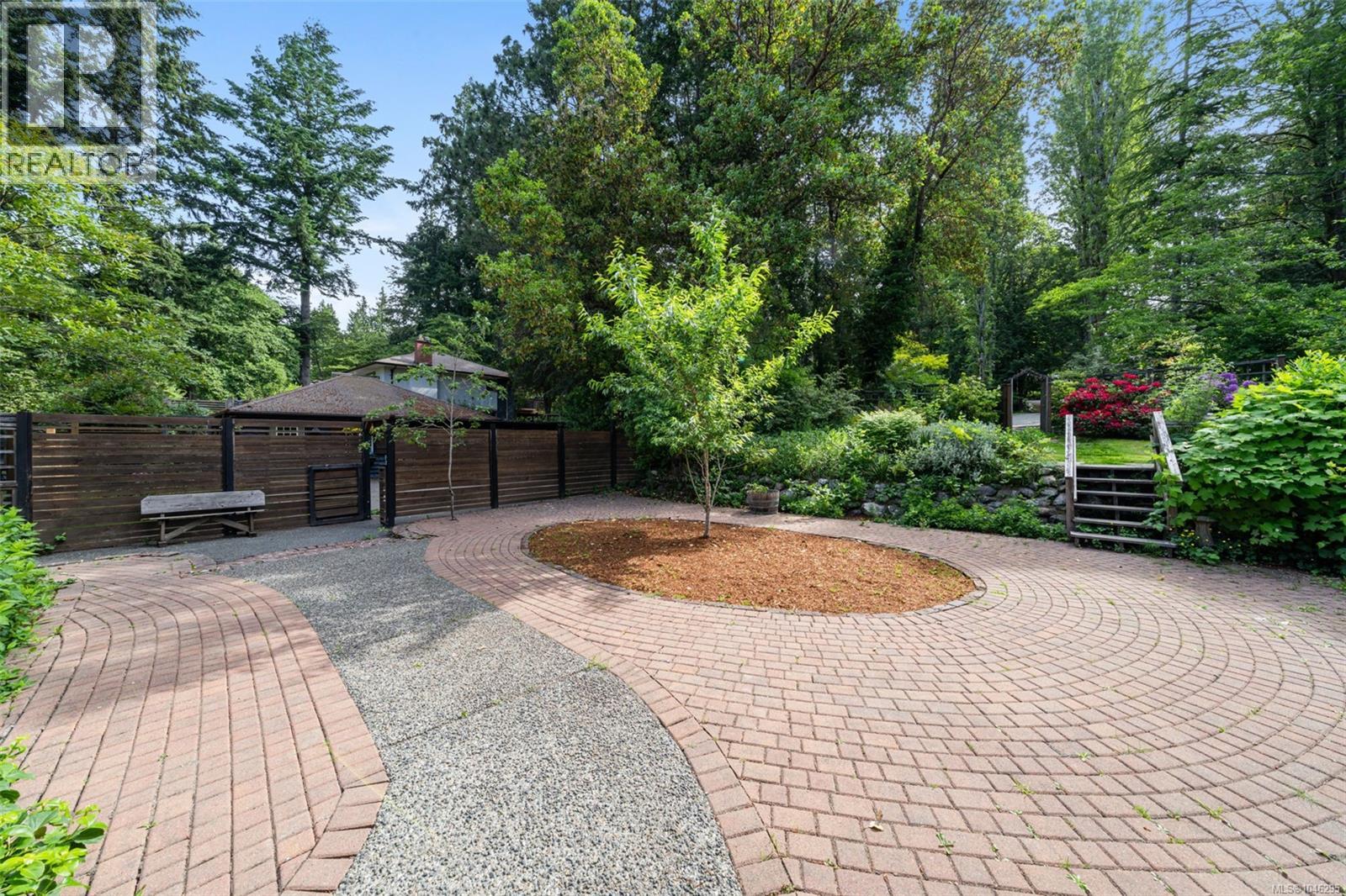  5168 Santa Clara Avenue, Saanich