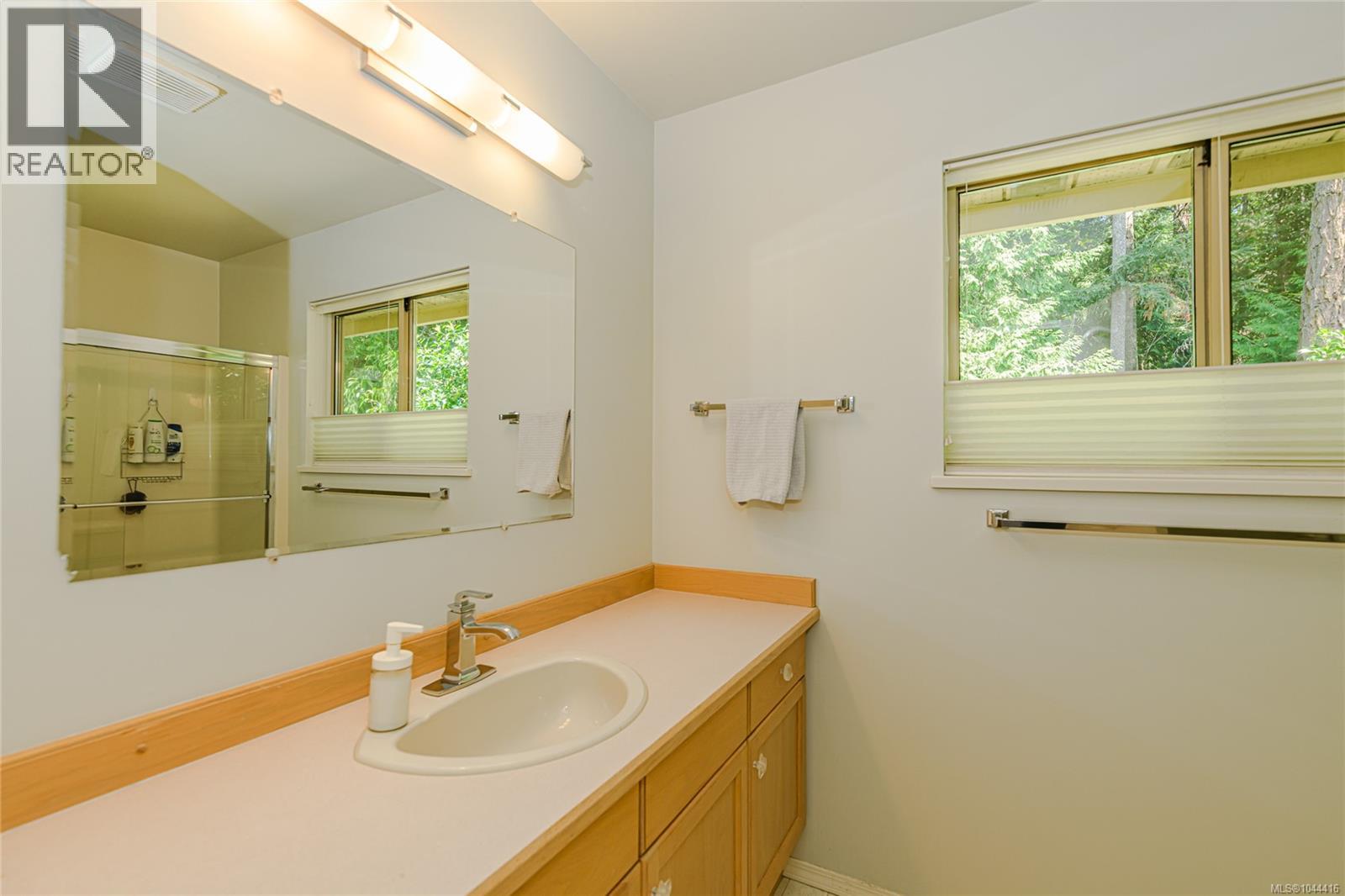 405 510 Marsett Place, Saanich