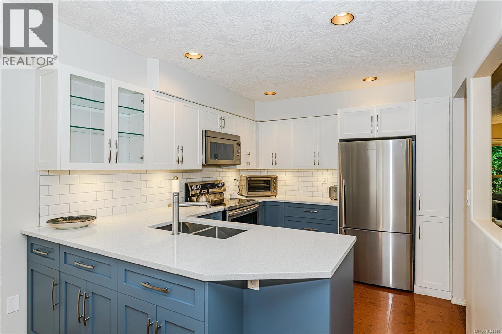 405 510 Marsett Place, Saanich