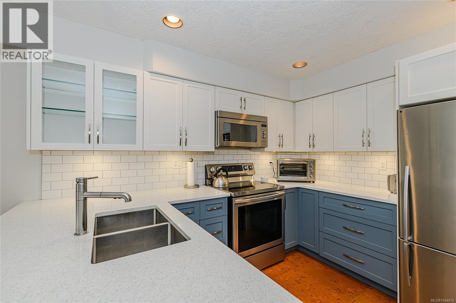 405 510 Marsett Place, Saanich