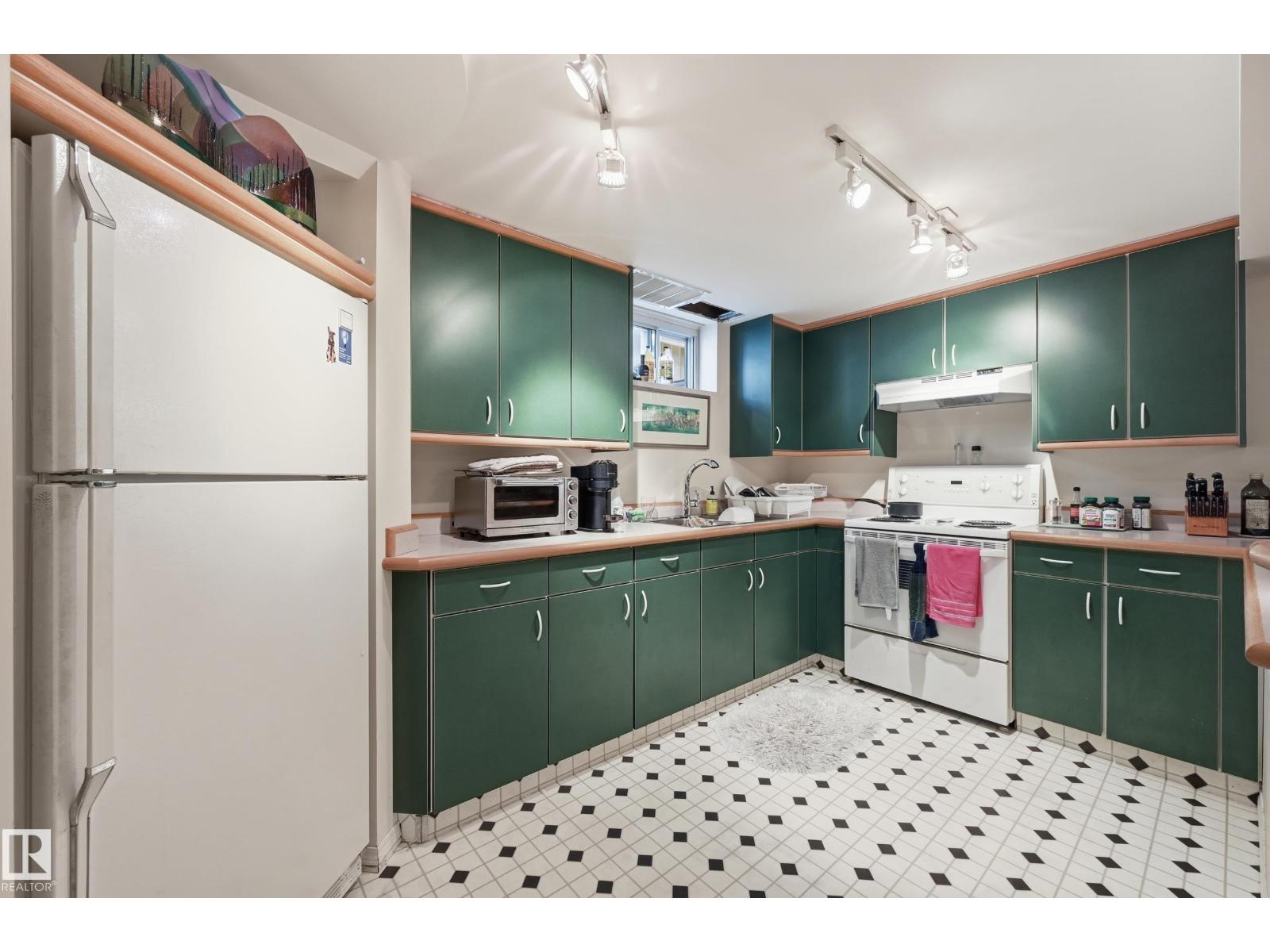 10935 127 Street NW - Photo 34