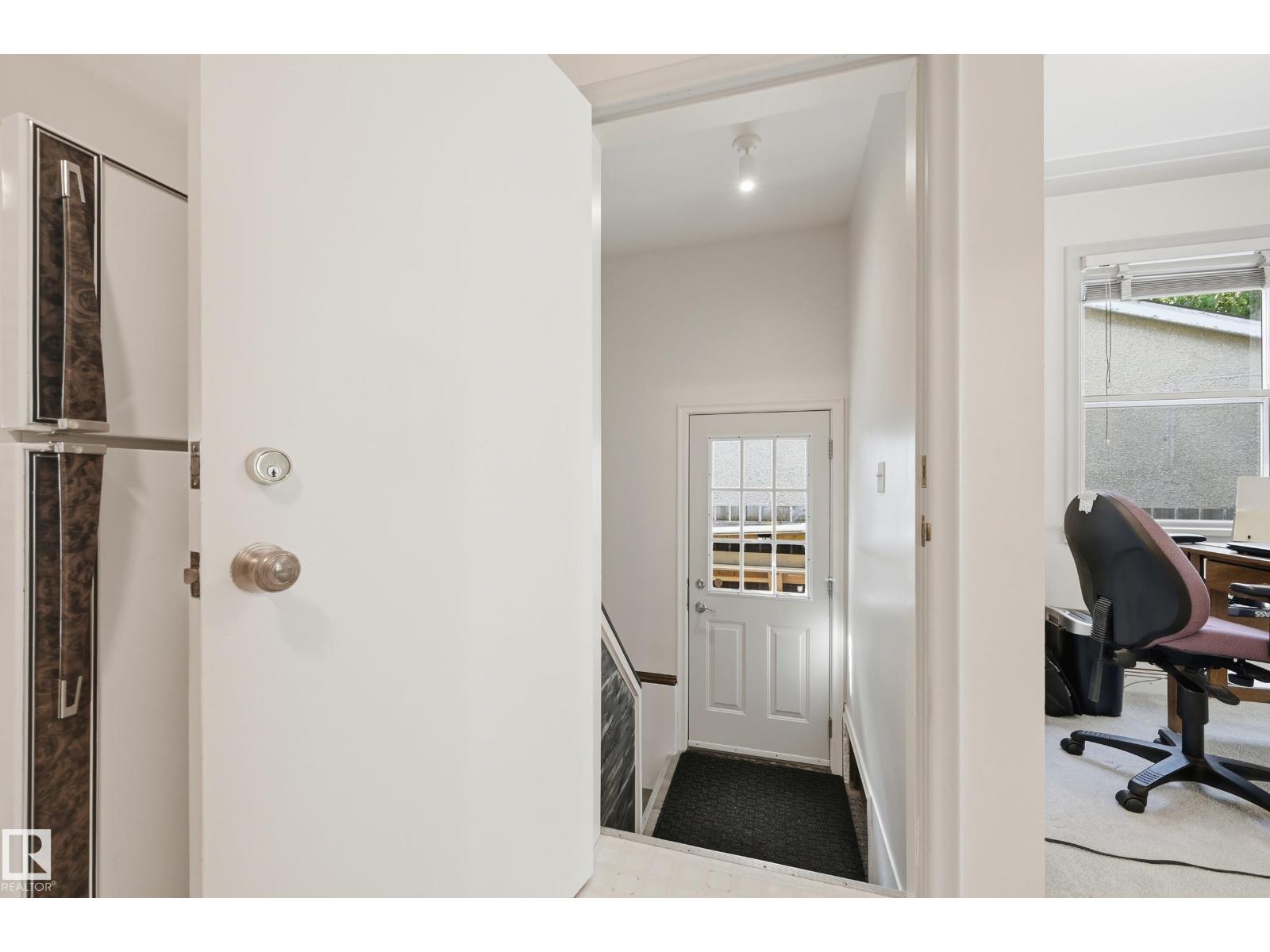 10935 127 Street NW - Photo 26
