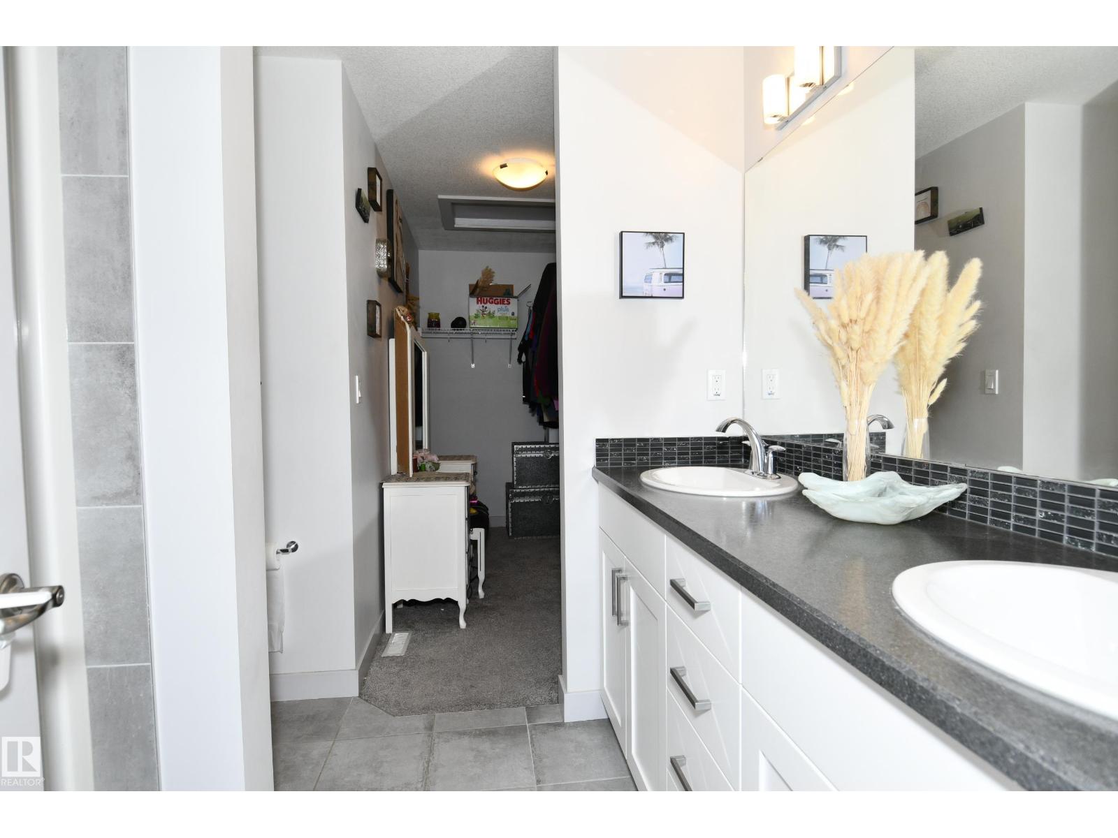 560 STURTZ LI - Image 28