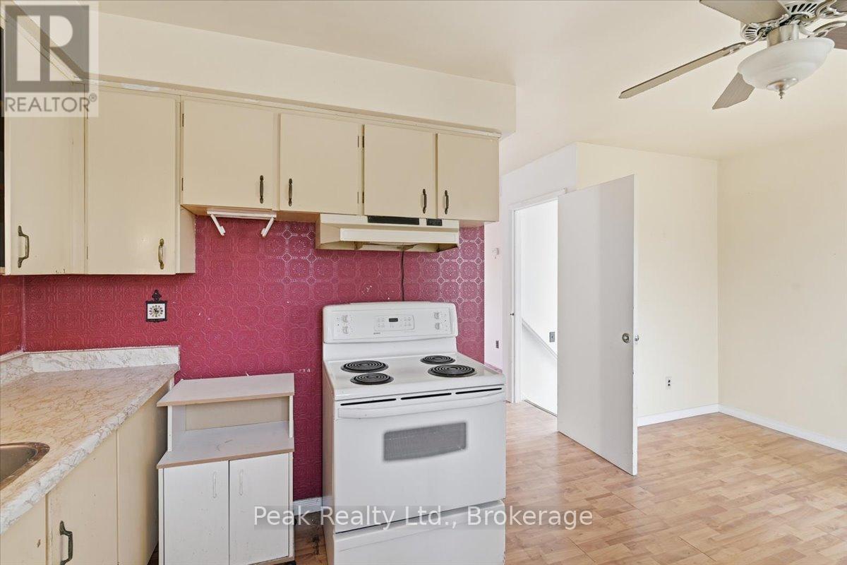 644 PERRY CRESCENT - 11