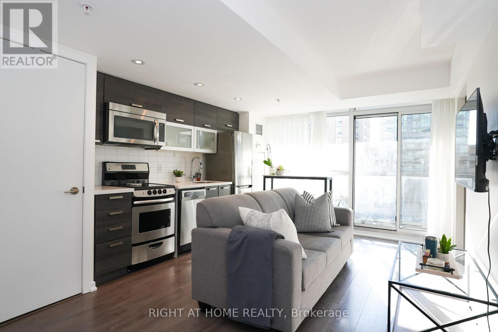 #938 68 ABELL STREET - 13