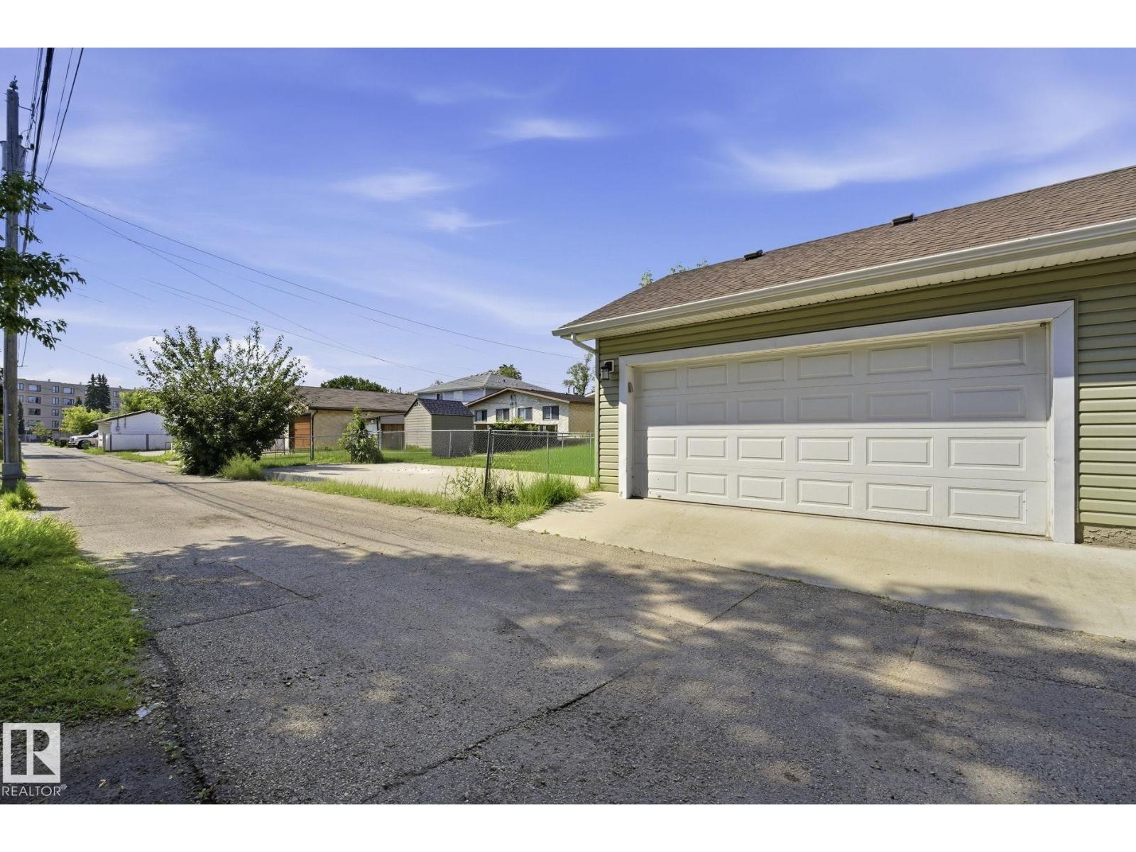 10245 152 ST NW - 31