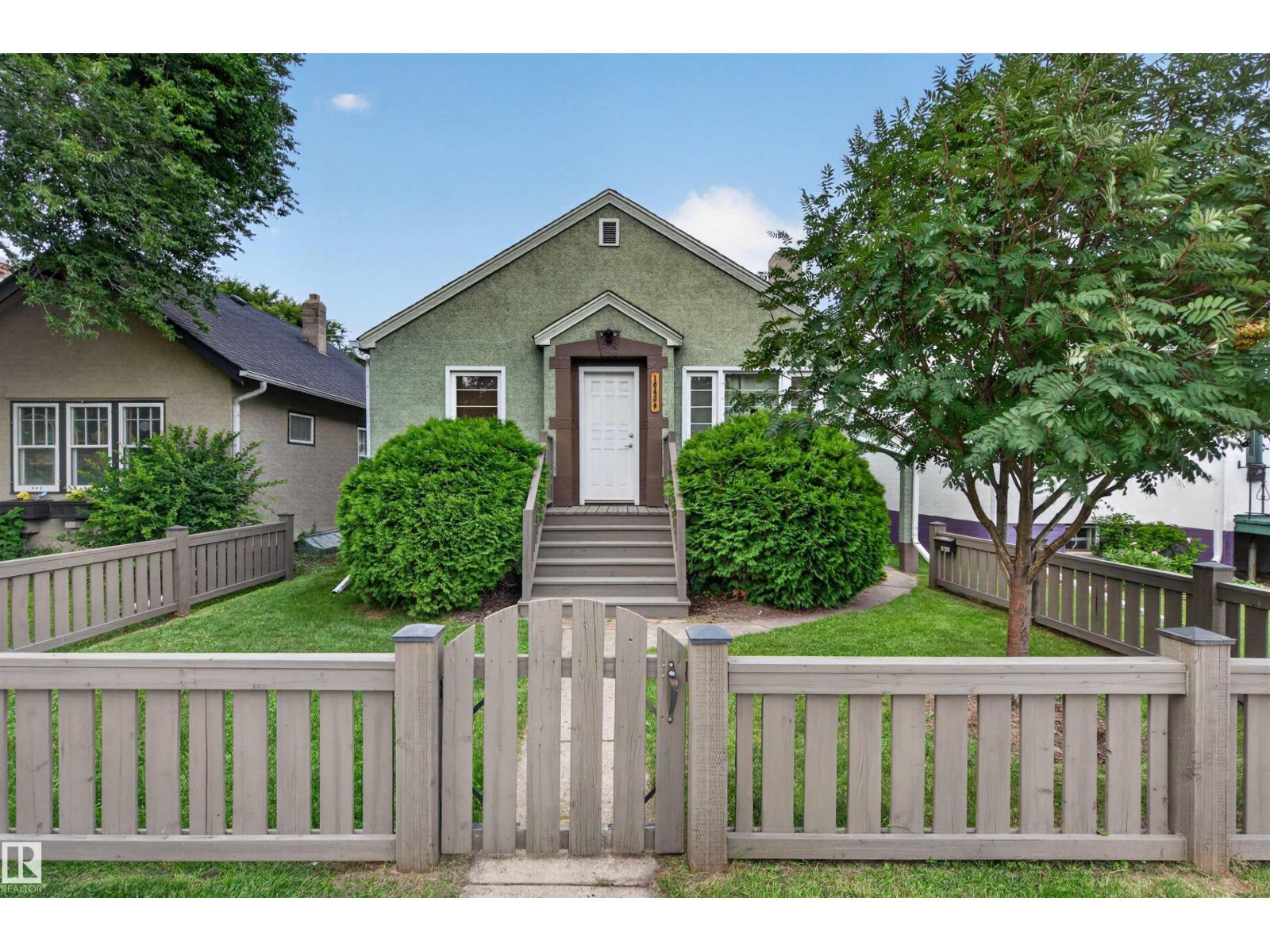 10424 76 AV NW - 1