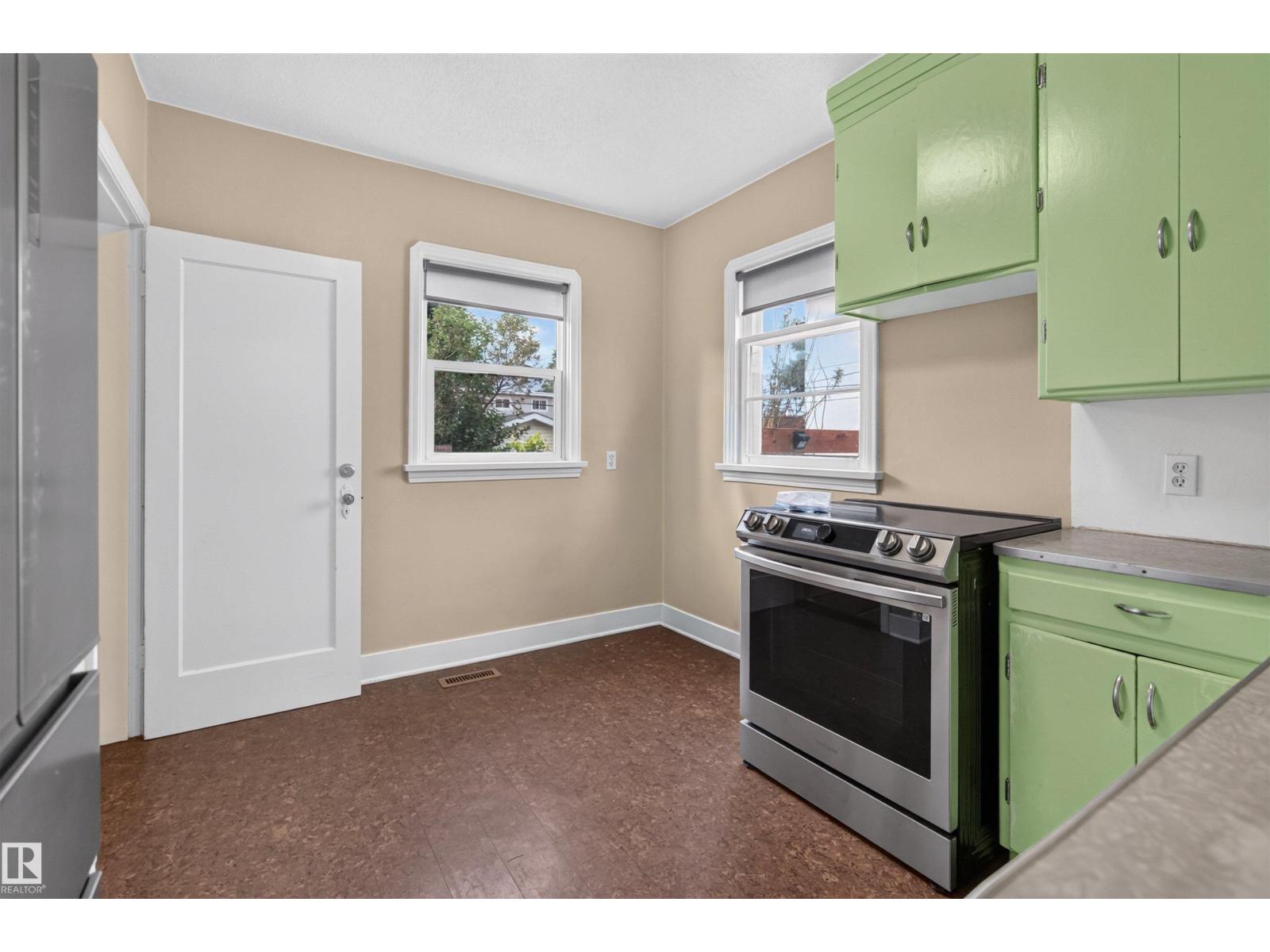 10424 76 AV NW - 7