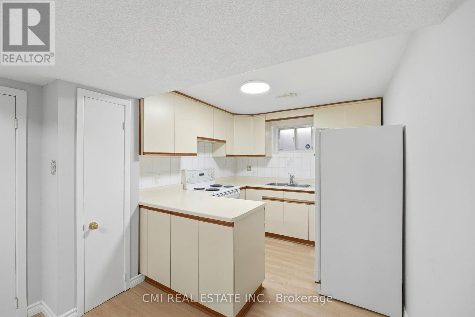 127 O'CONNOR CRESCENT - 33