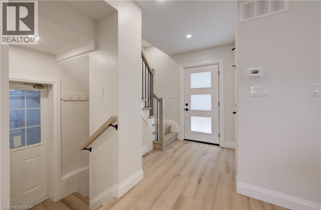 34 MOORE Avenue N — photo 2