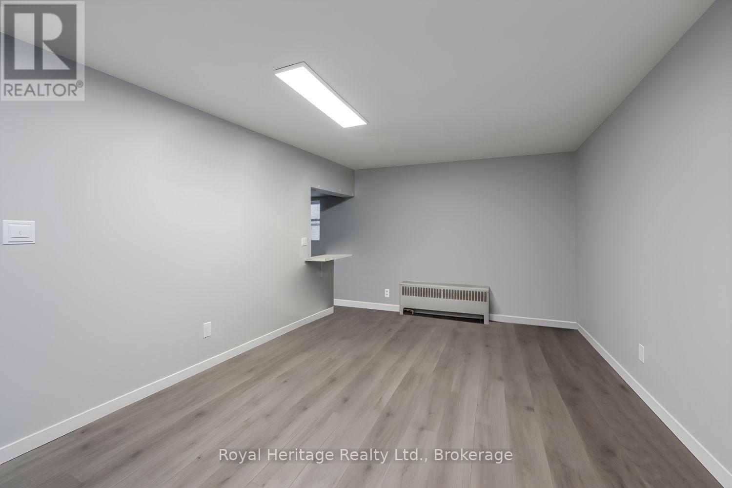 Large living room (leads to kitchen)