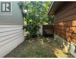 Kitchen - 2038 Richter Street, Kelowna, BC V1Y2N5 Photo 6