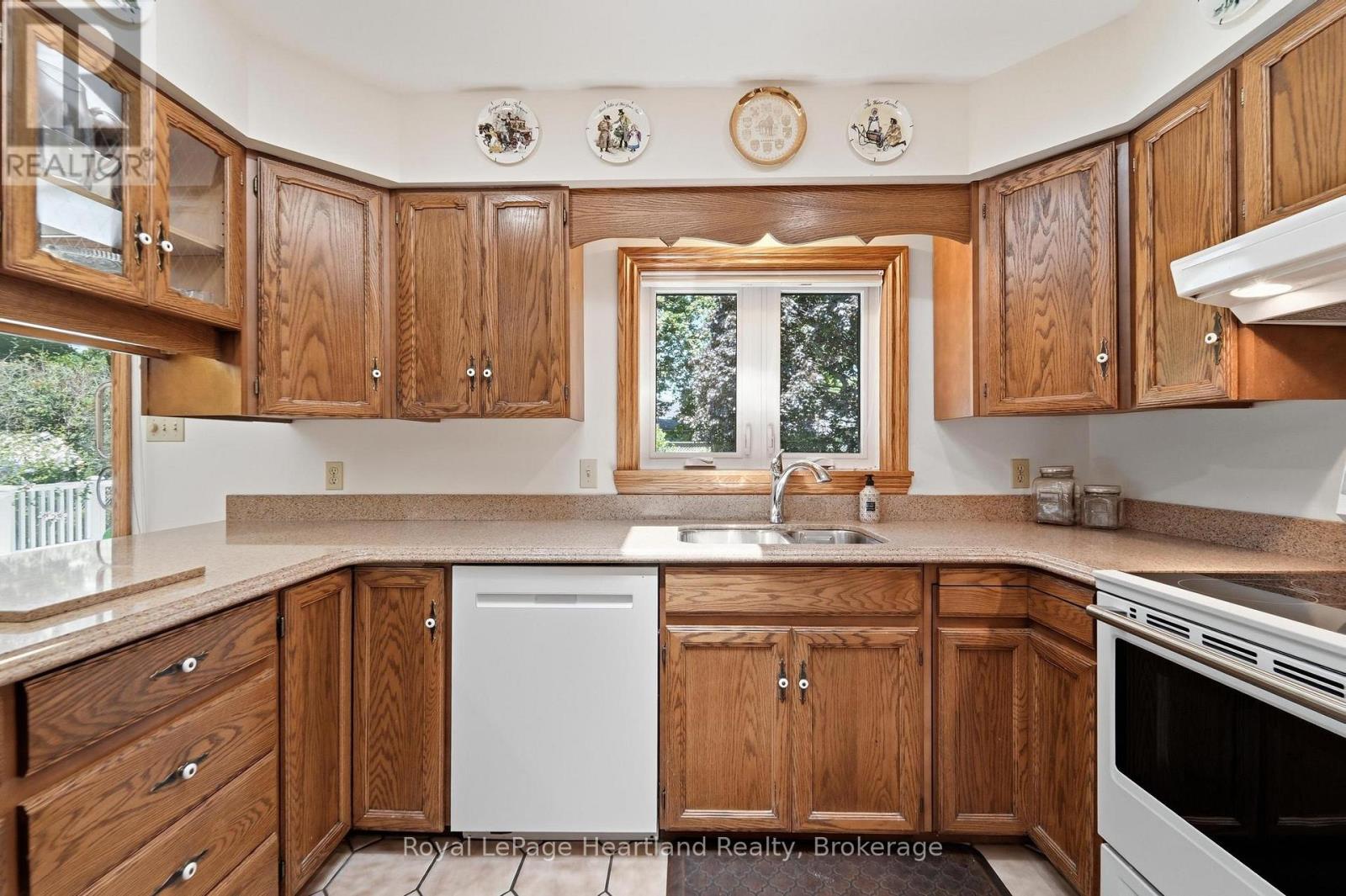 24 LEONARD DRIVE - Image 13