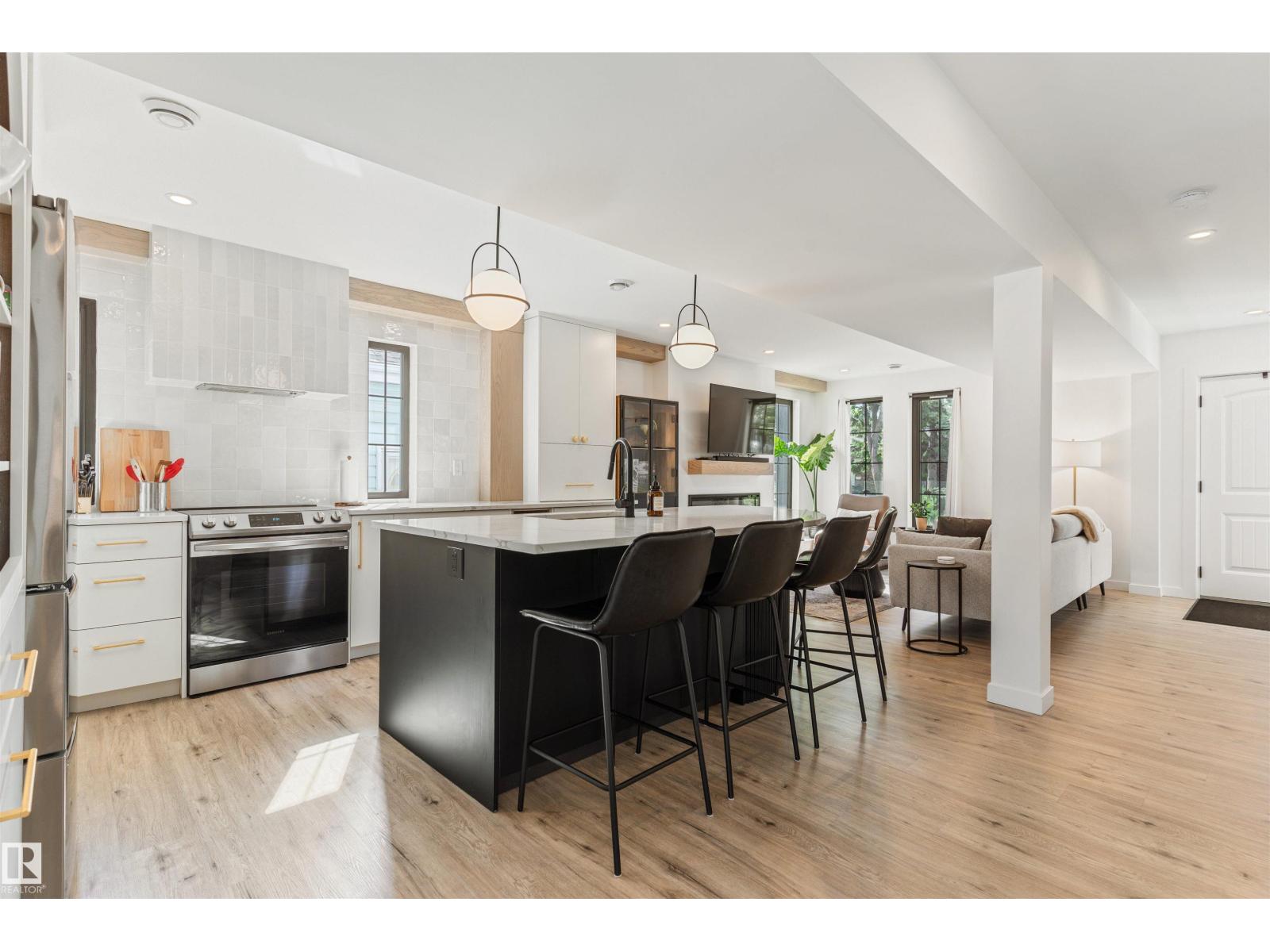 9342 74 AV NW - 10