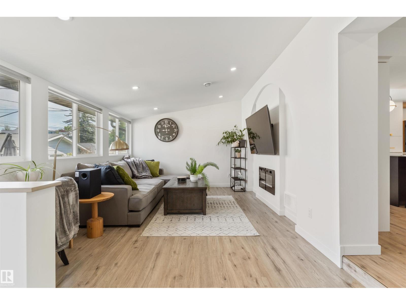 9342 74 AV NW - 14