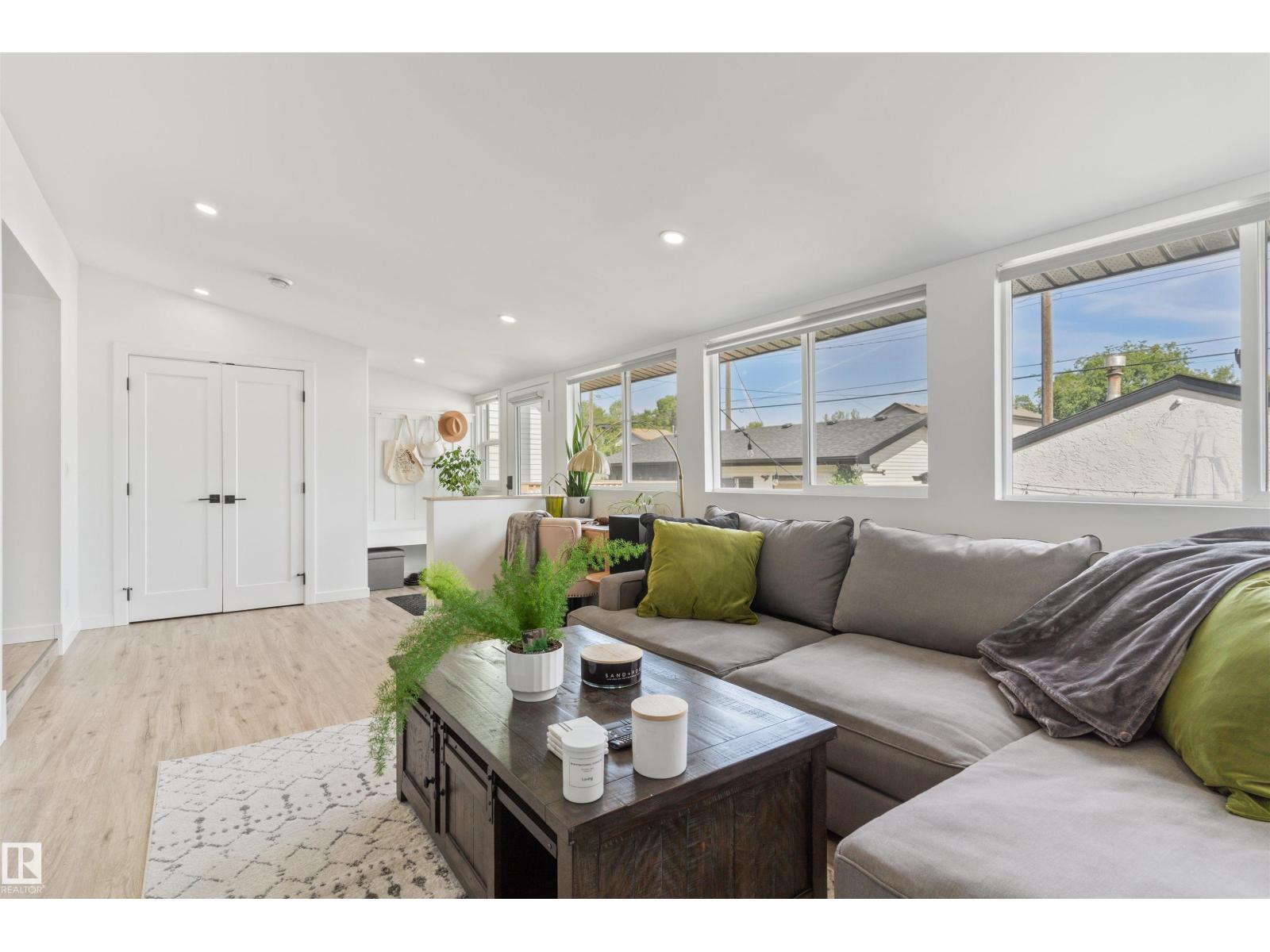 9342 74 AV NW - 16