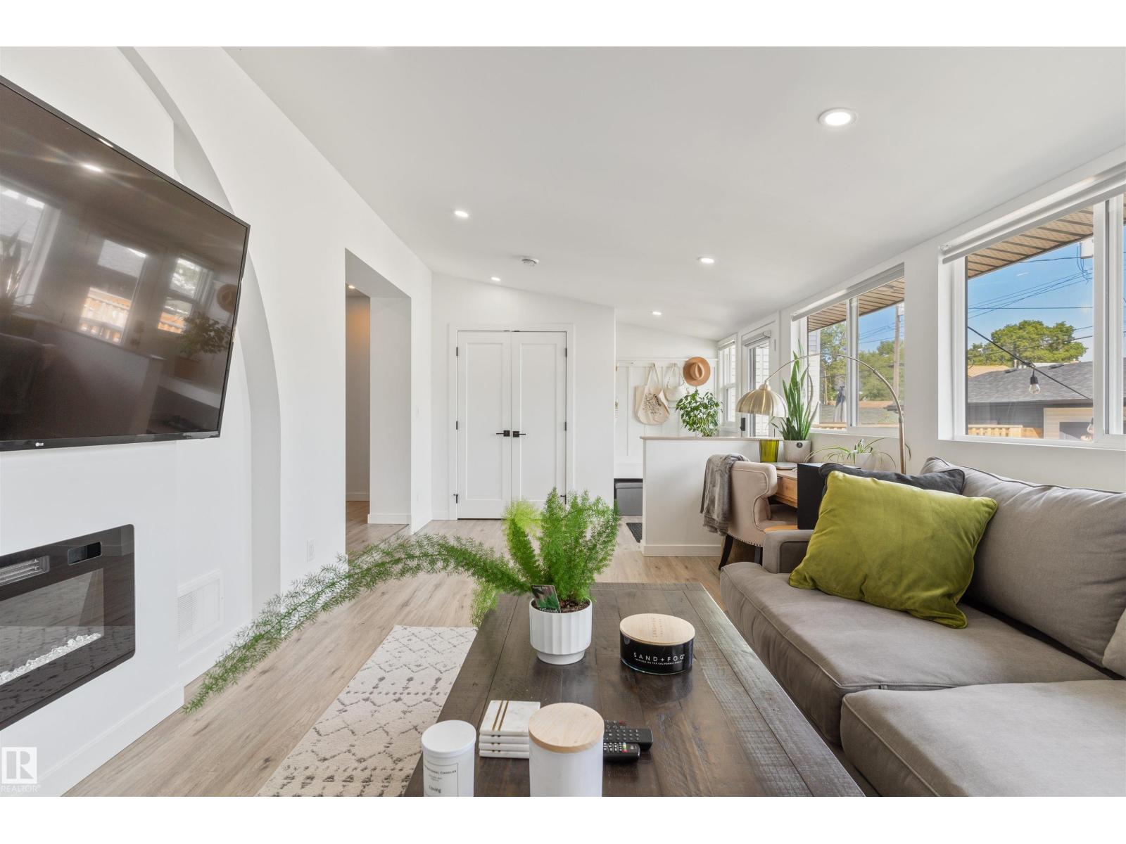 9342 74 AV NW - 17