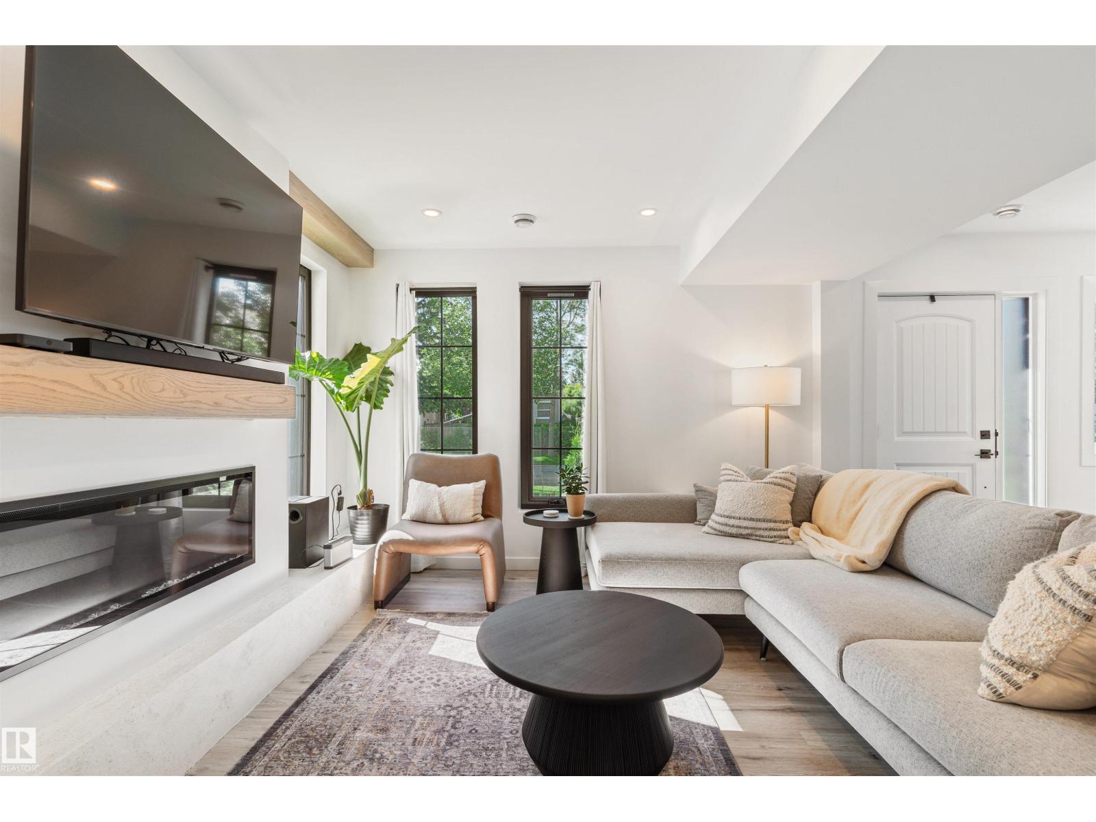 9342 74 AV NW - 5