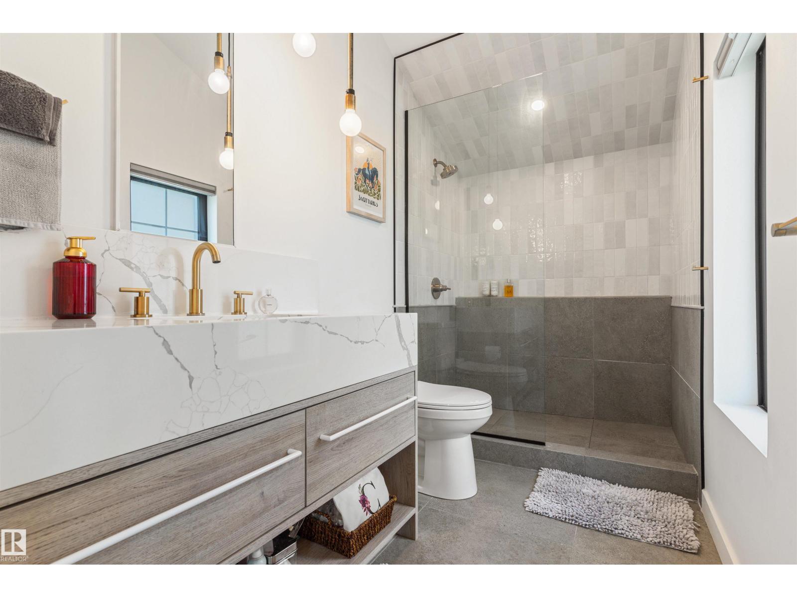 9342 74 AV NW - 23