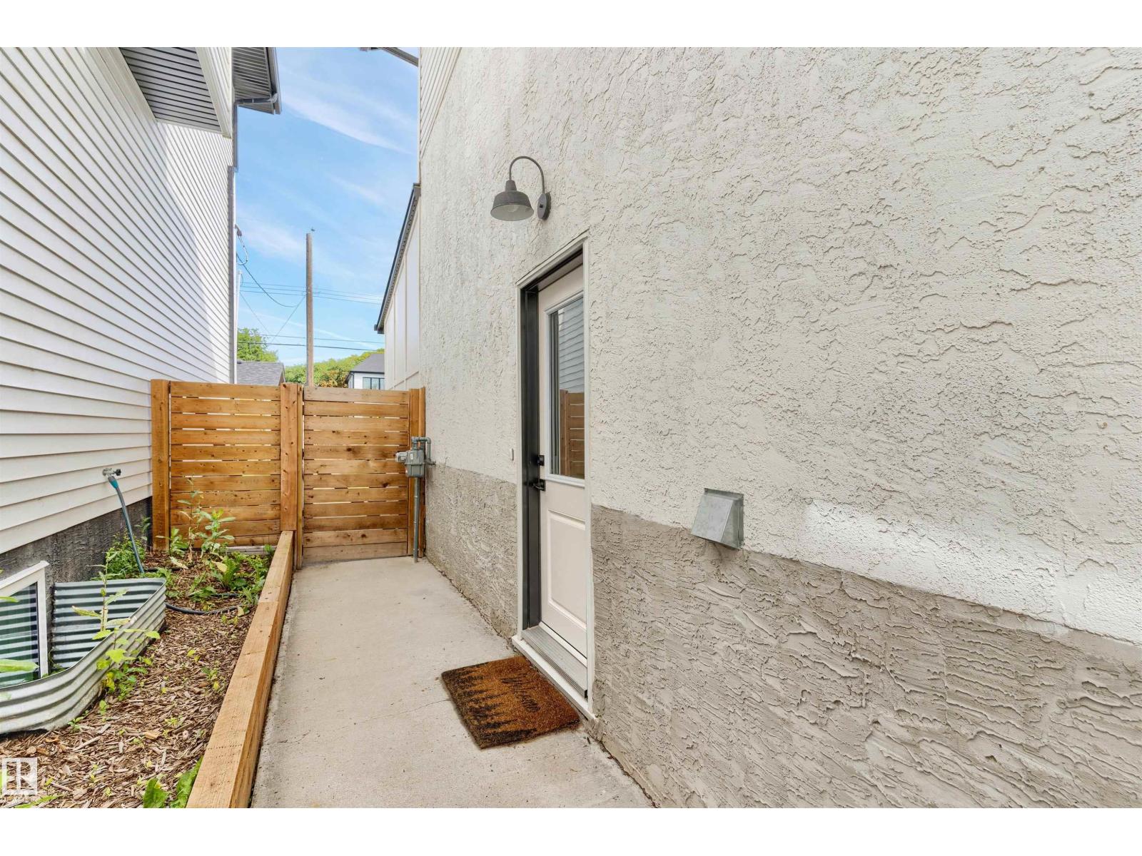 9342 74 AV NW - 44