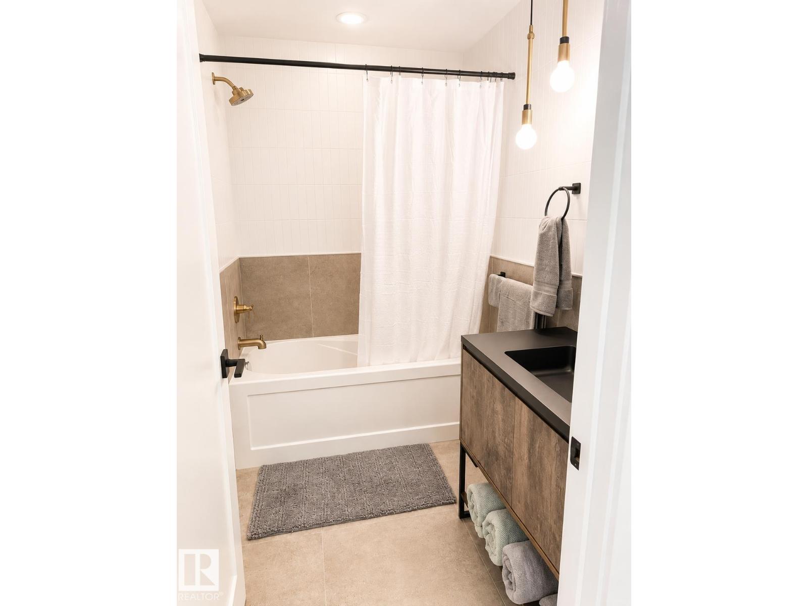 9342 74 AV NW - 35