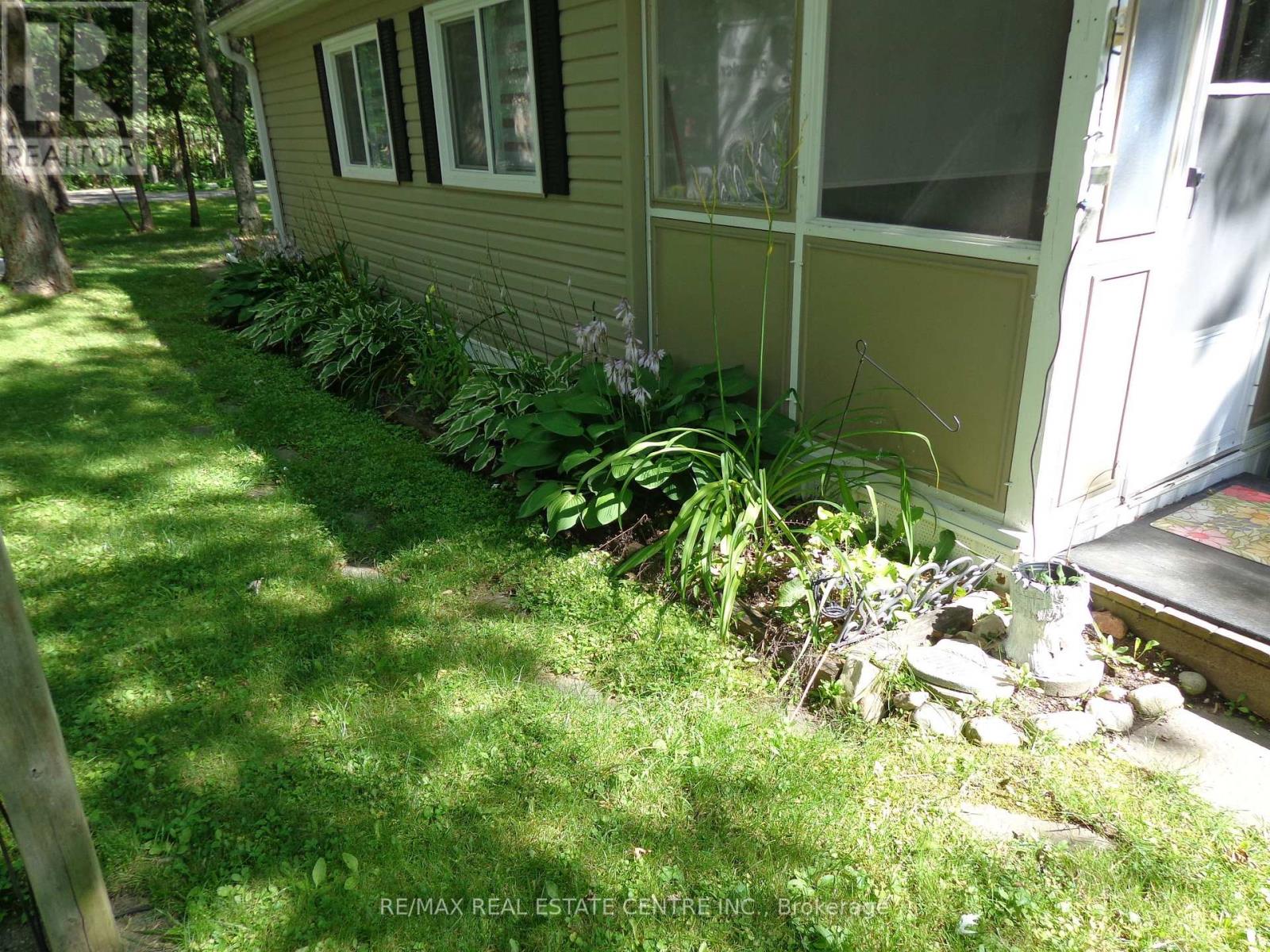 422 - 1652 PUDDICOMBRE ROAD — photo 3