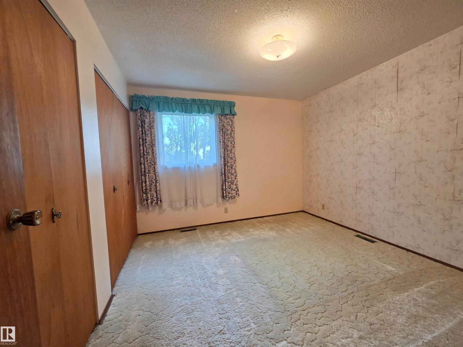#12 53220 RGE ROAD 15 - 15