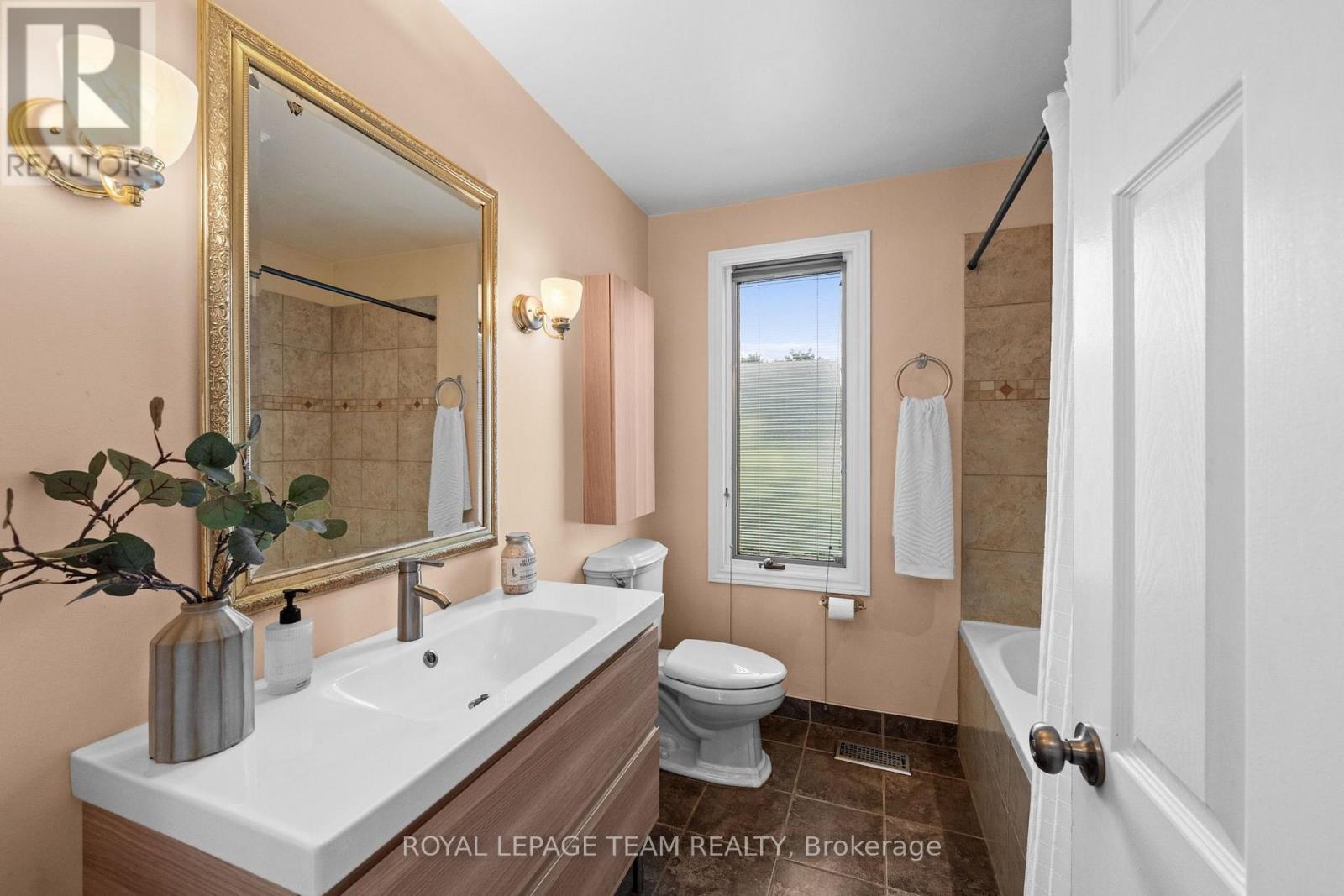 3 Bed, 2 Bath House for Sale in Ottawa – 1282 FAIRWAY DRIVE, Ottawa – MLS# X13647360 - Image 29