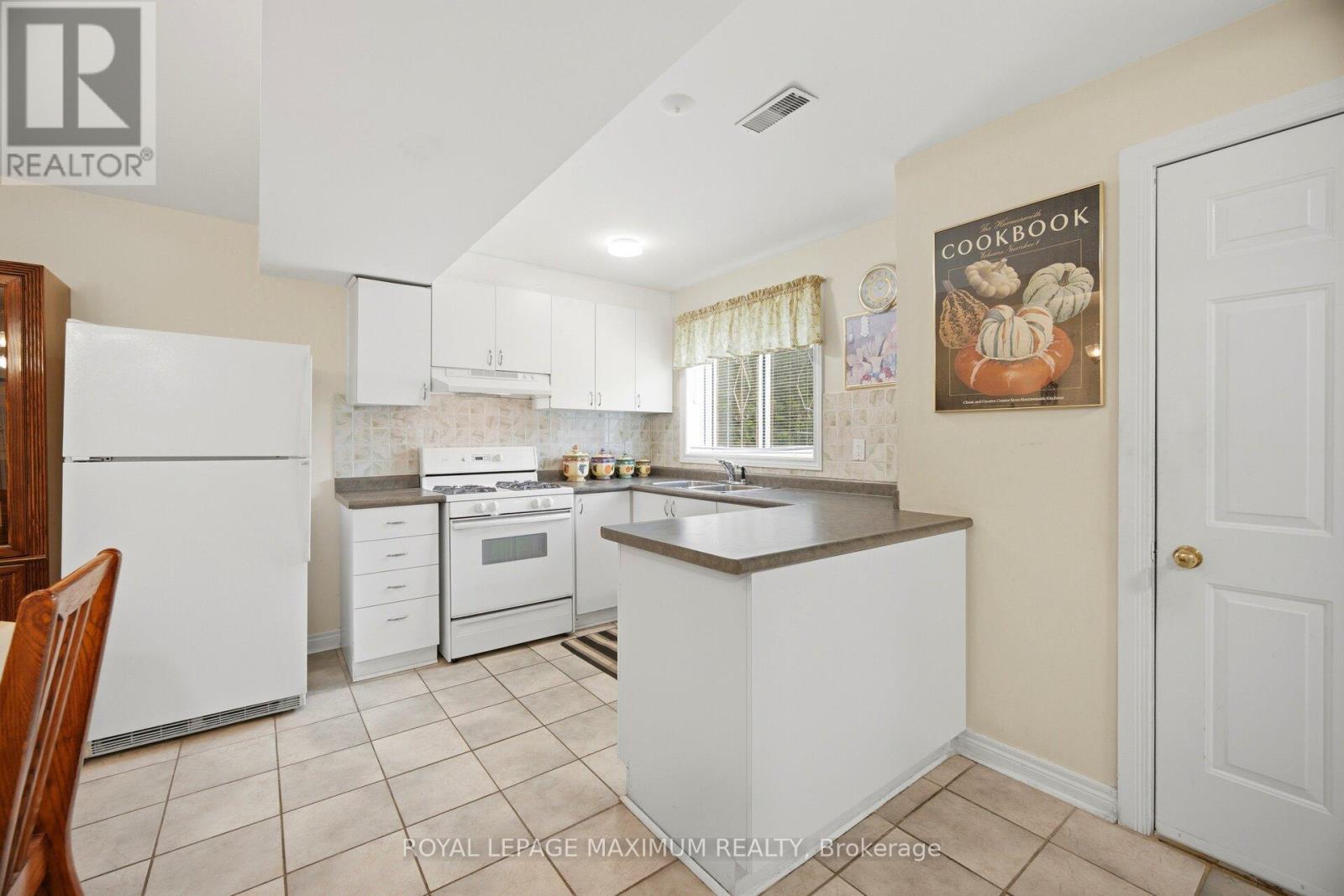 34 KIRKWOOD CRESCENT - 32