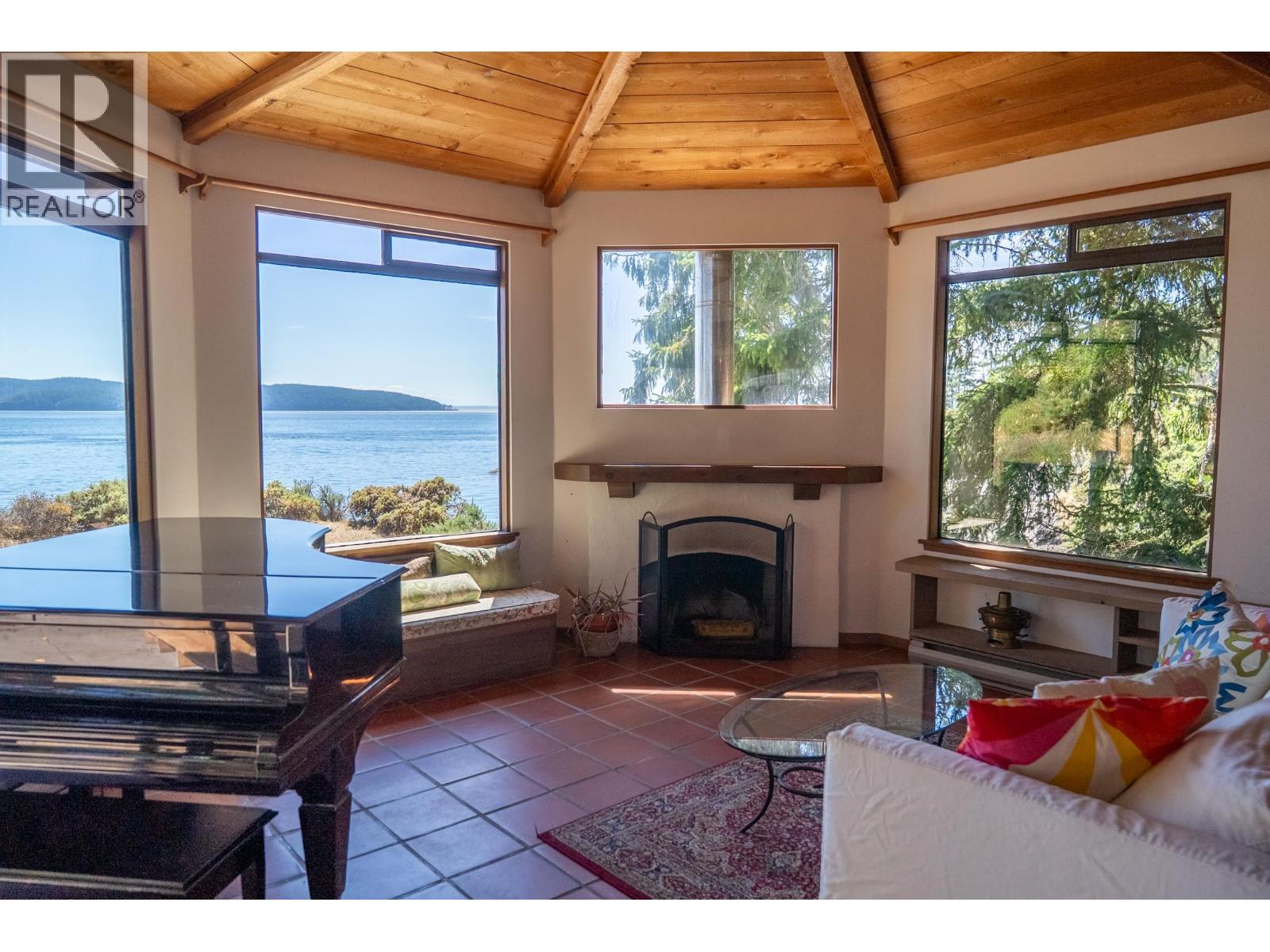 9919 SOUTHLANDS DRIVE, Pender Island