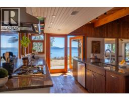 9919 Southlands Drive, Pender Island, BC V0N2M3 Photo 9