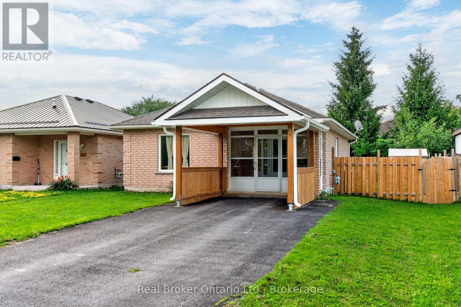 255 YONGE STREET, Midland — photo 3