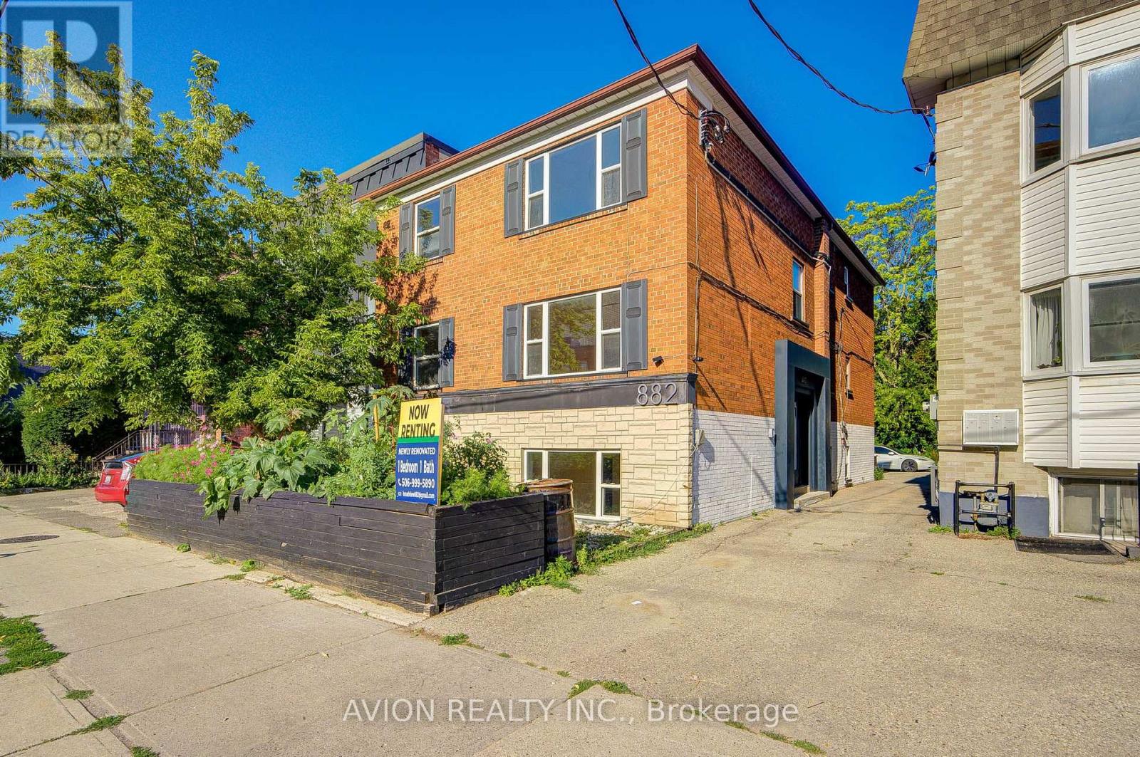 Photo of 882 Broadview Avenue