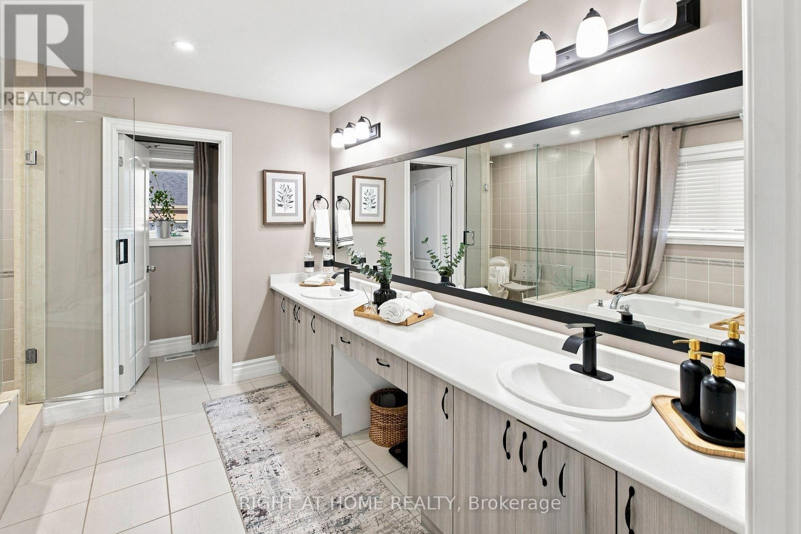 2349 DRESS CIRCLE CRESCENT - 23