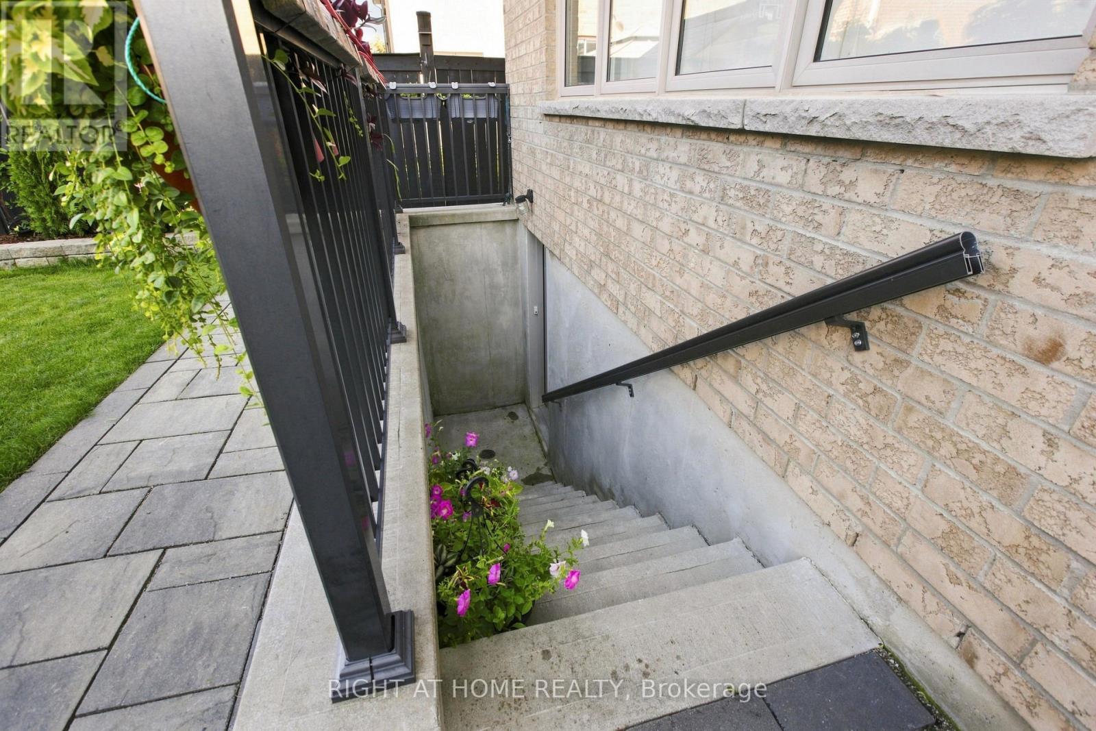 2349 DRESS CIRCLE CRESCENT - 31