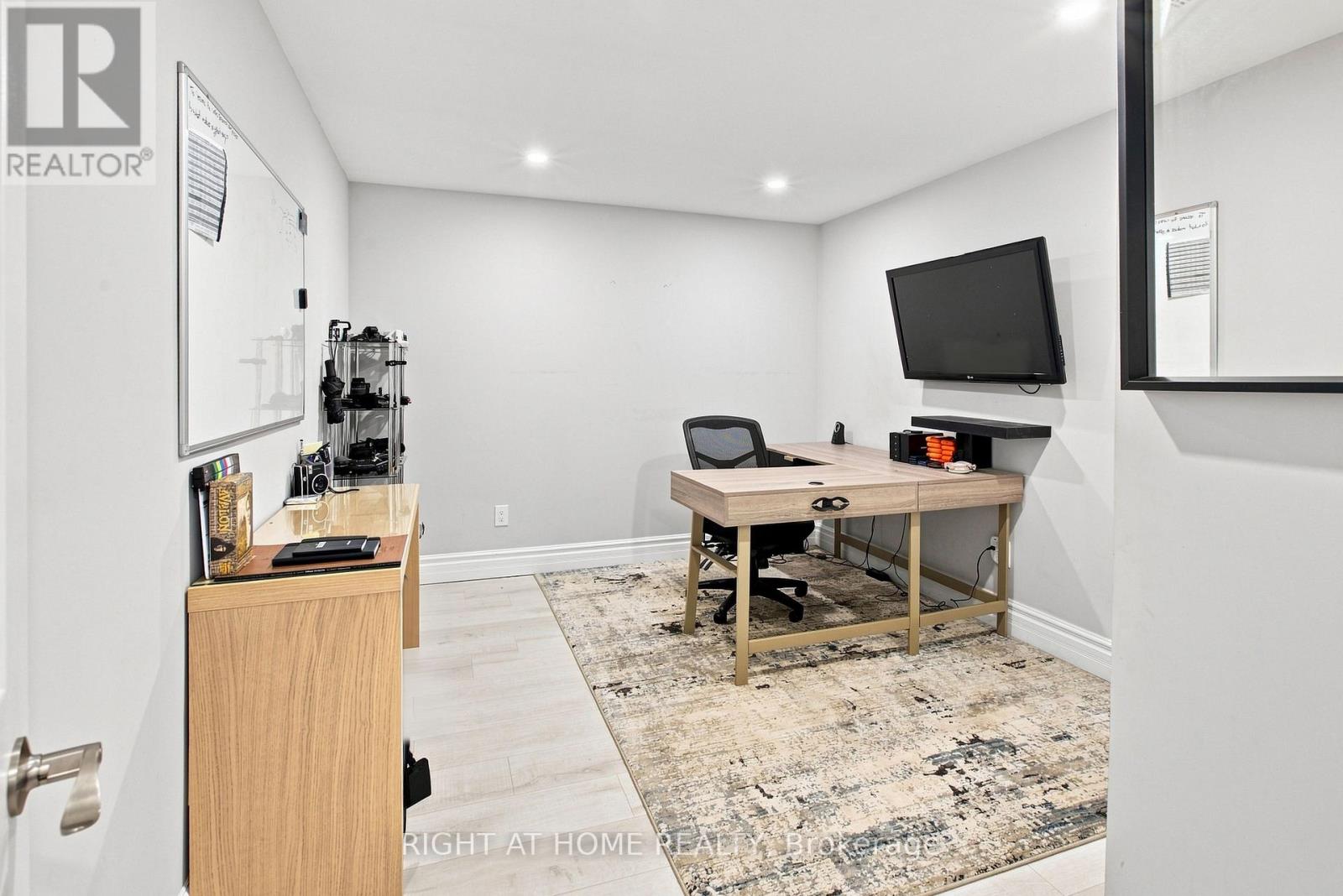 2349 DRESS CIRCLE CRESCENT - 39