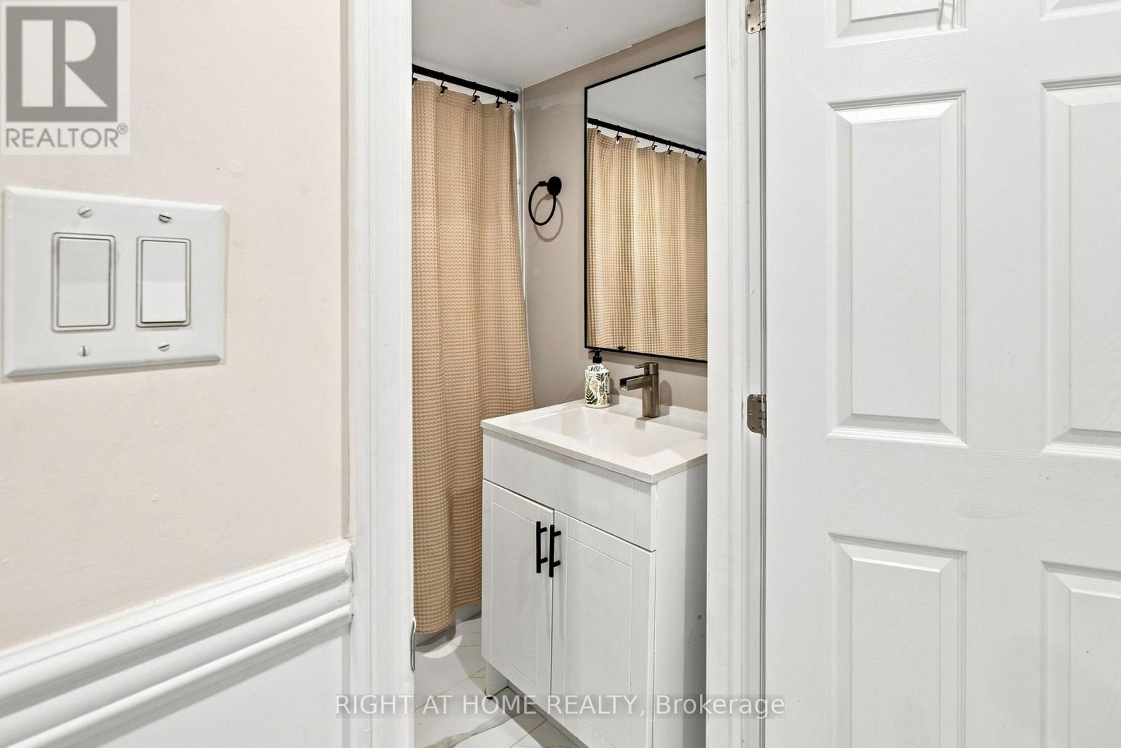 2349 DRESS CIRCLE CRESCENT - 40