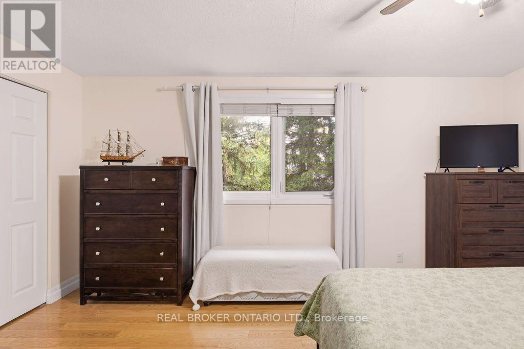 1699E LAMOUREUX DRIVE - 22