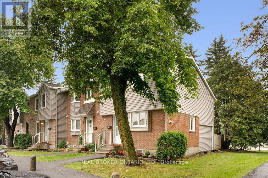 1699E LAMOUREUX DRIVE - 32