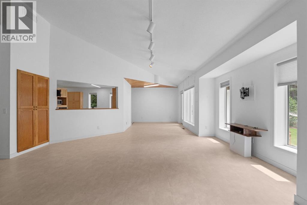 6210 53 Avenue - 6