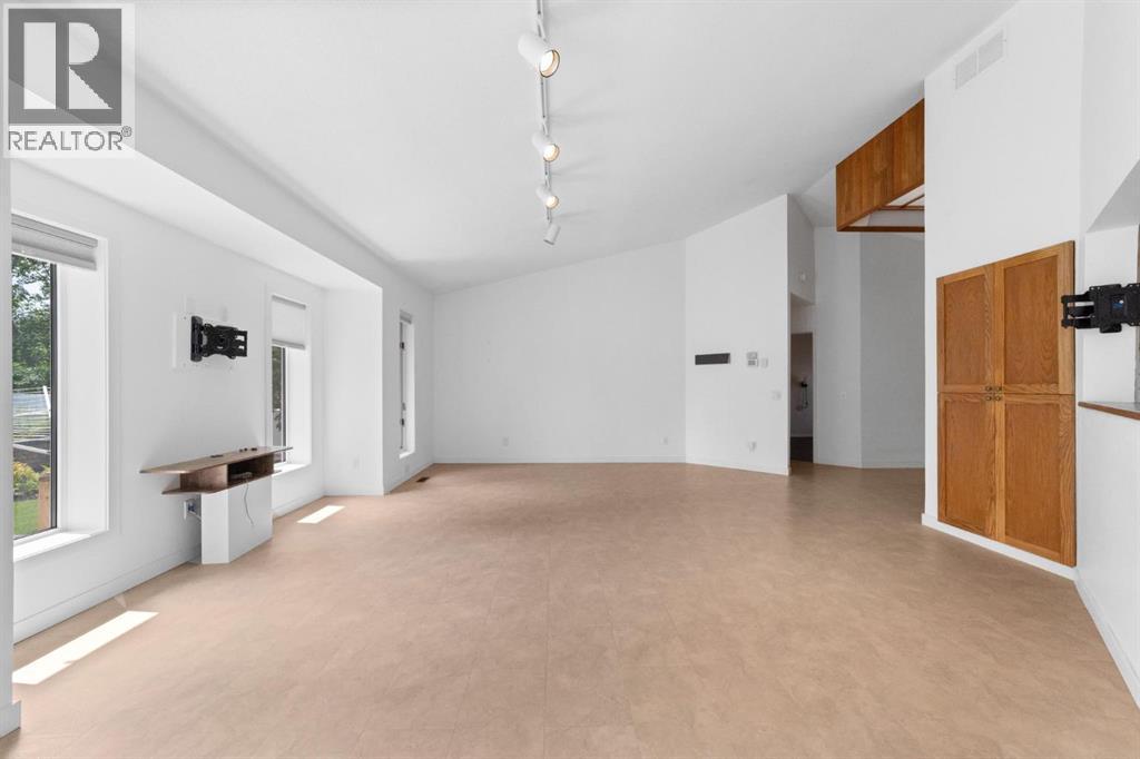 6210 53 Avenue - 7