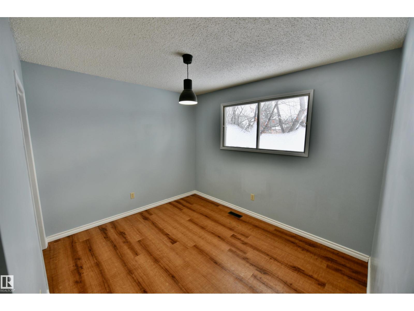 4809 52 ST - 9