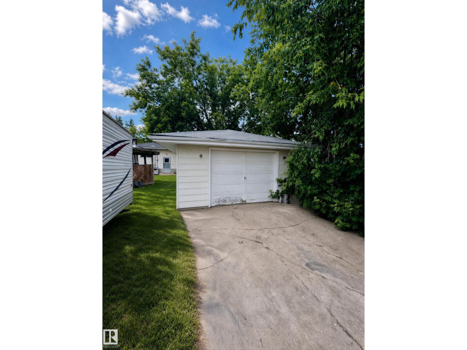4809 52 ST - 23
