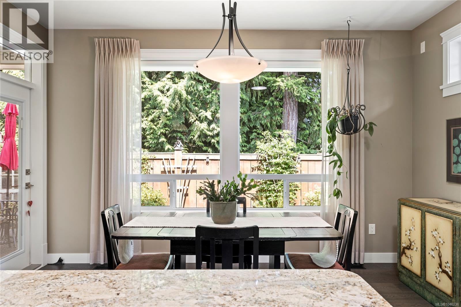 825 Parkside Cres - 3