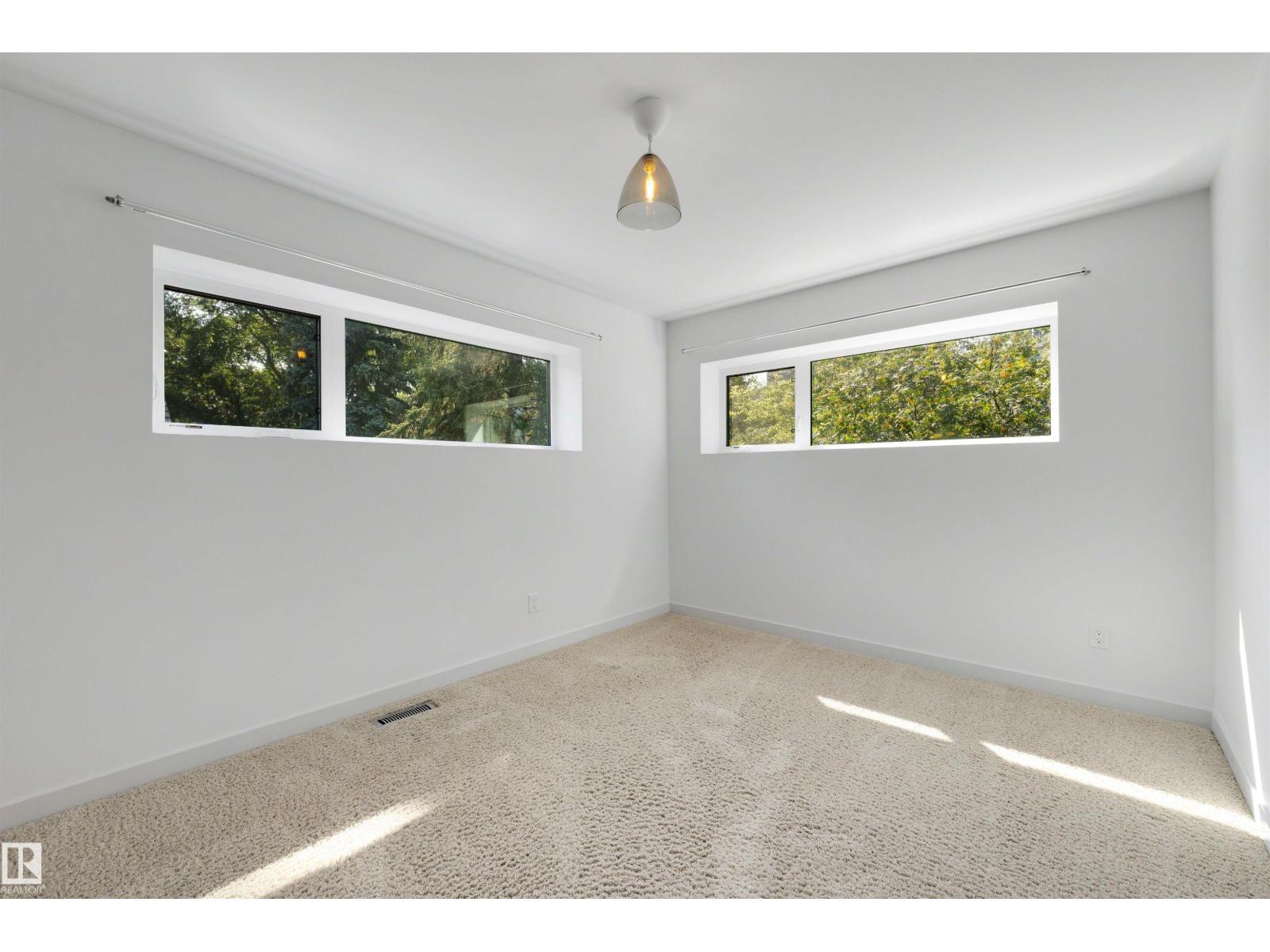 9342 83 AV NW - 32