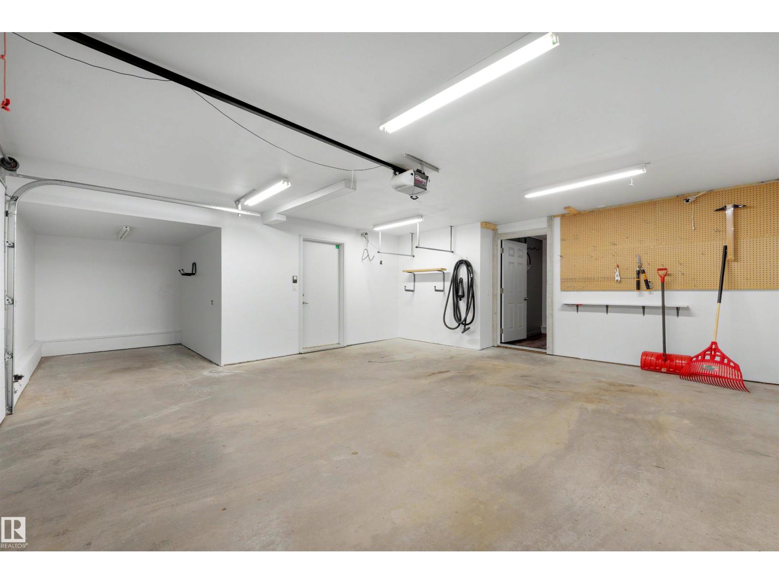 9342 83 AV NW - 54