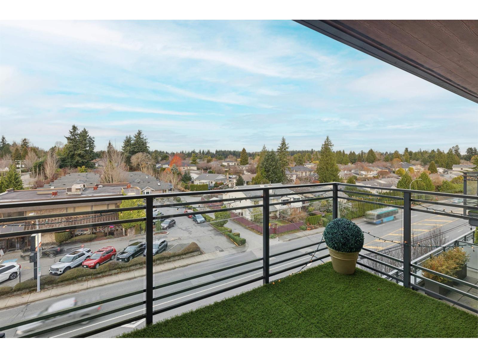501 14022 NORTH BLUFF ROAD, White Rock