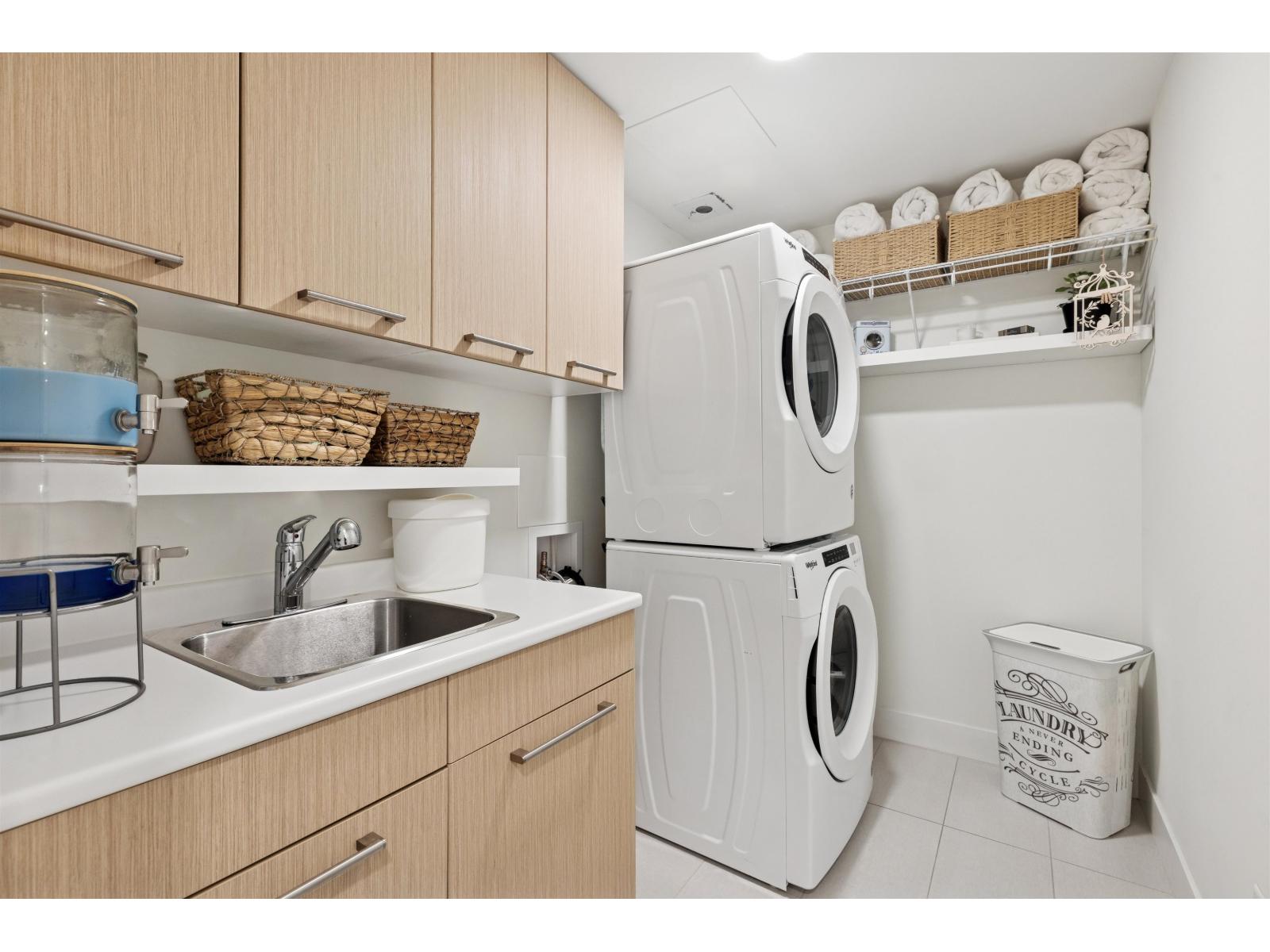 501 14022 NORTH BLUFF ROAD, White Rock