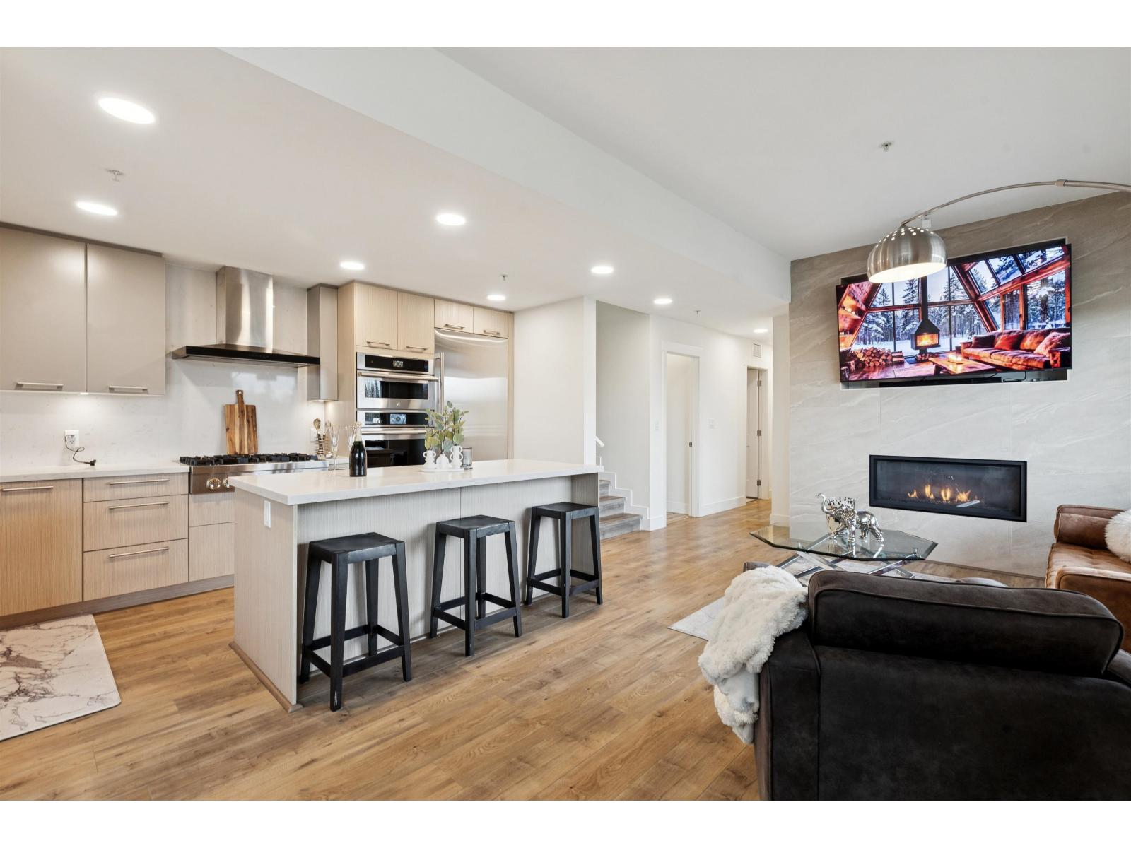 501 14022 NORTH BLUFF ROAD, White Rock